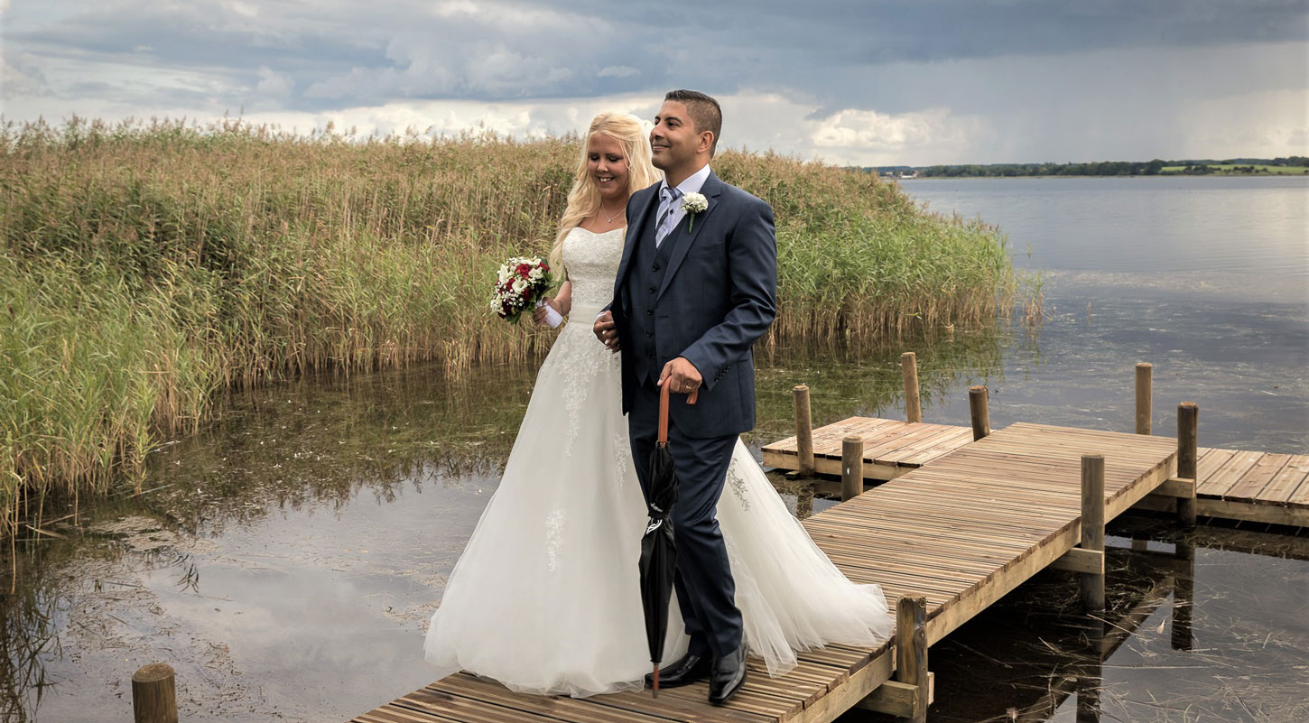 Brudepar ved vandet